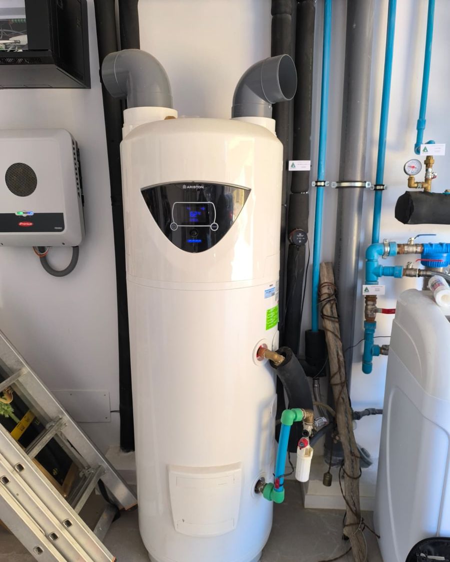 Aerotermia de agua caliente sanitaria que mantiene Arisat en una vivienda de Mallorca