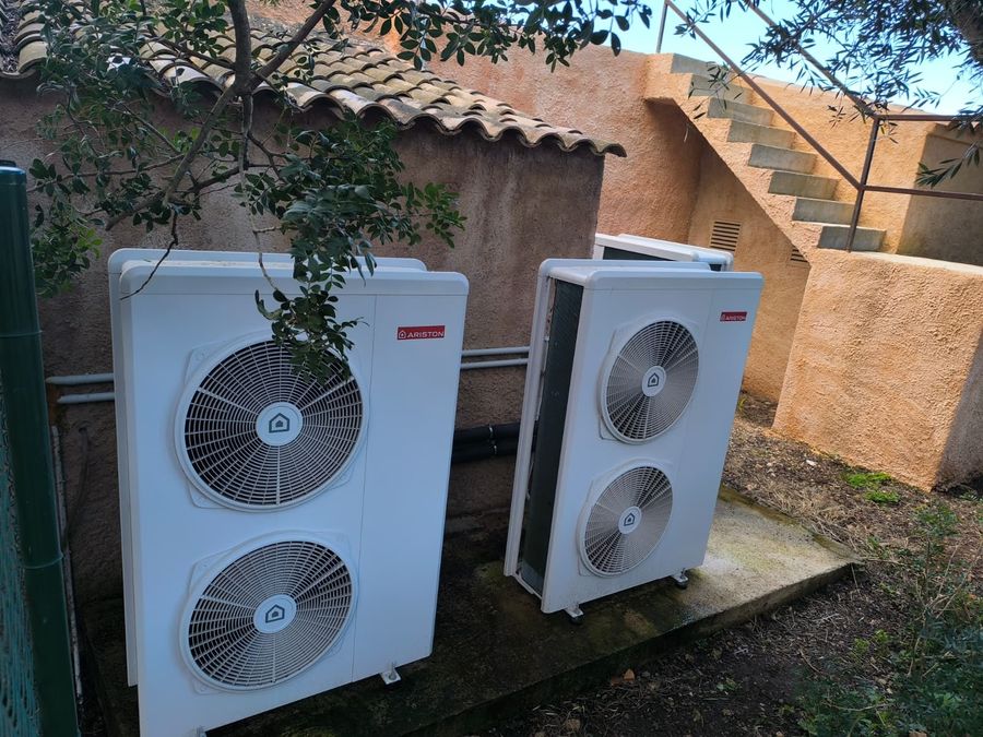 Unidades exteriores de aerotermia que mantiene Arisat en una vivienda de Mallorca