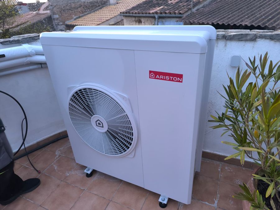 Unitat exterior d'aerotèrmia Ariston en una terrassa de Mallorca
