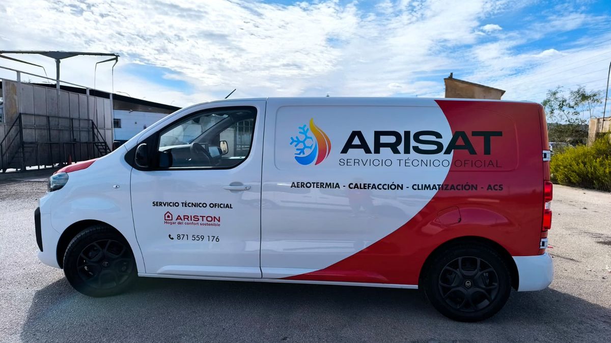 Beschrifteter Servicewagen von Arisat, offizieller Kundendienst, auf Mallorca