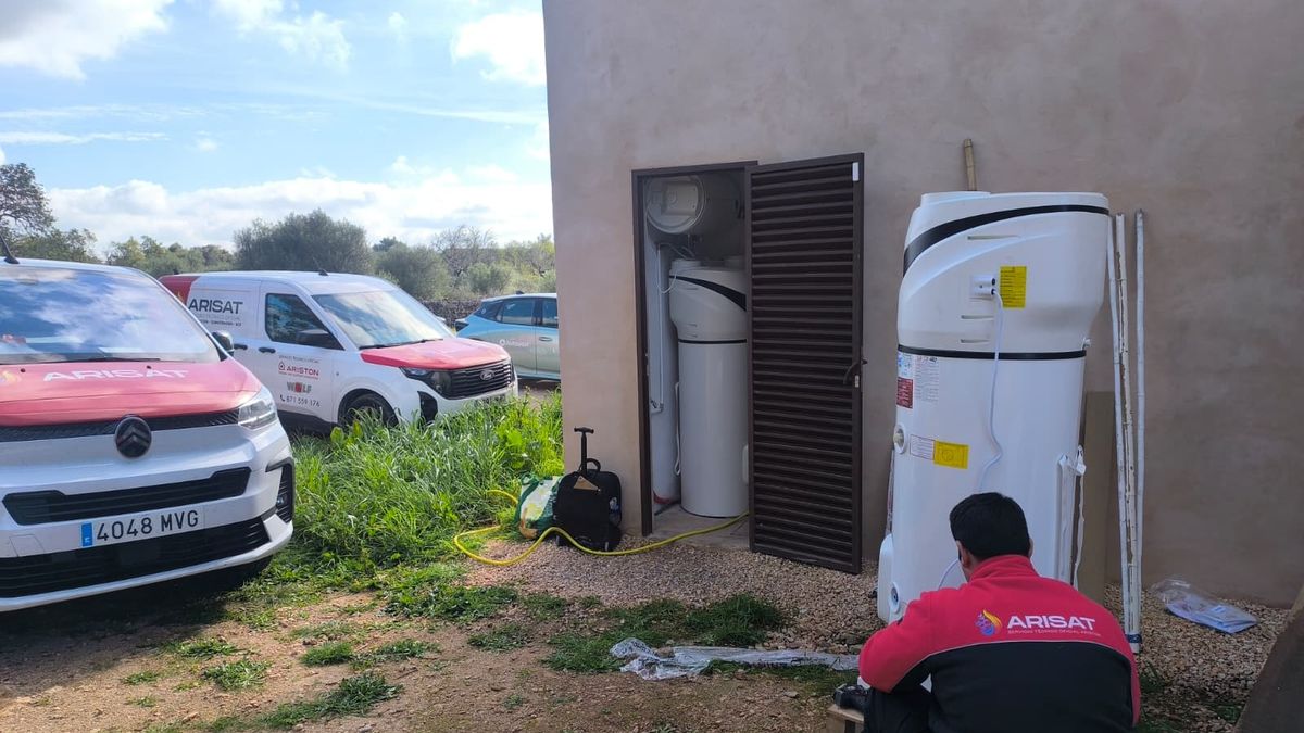 Técnico de Arisat trabajando en una instalación en Mallorca