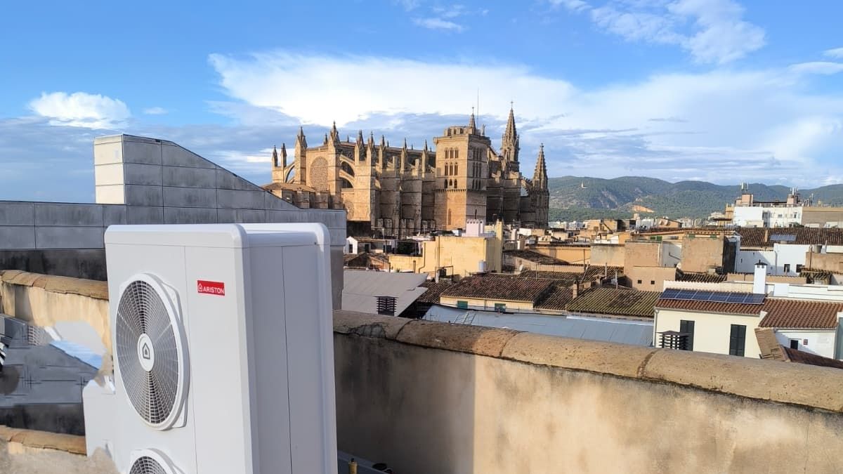 Außeneinheit einer Wärmepumpe auf einer Dachterrasse in Palma, im Hintergrund die Kathedrale von Mallorca