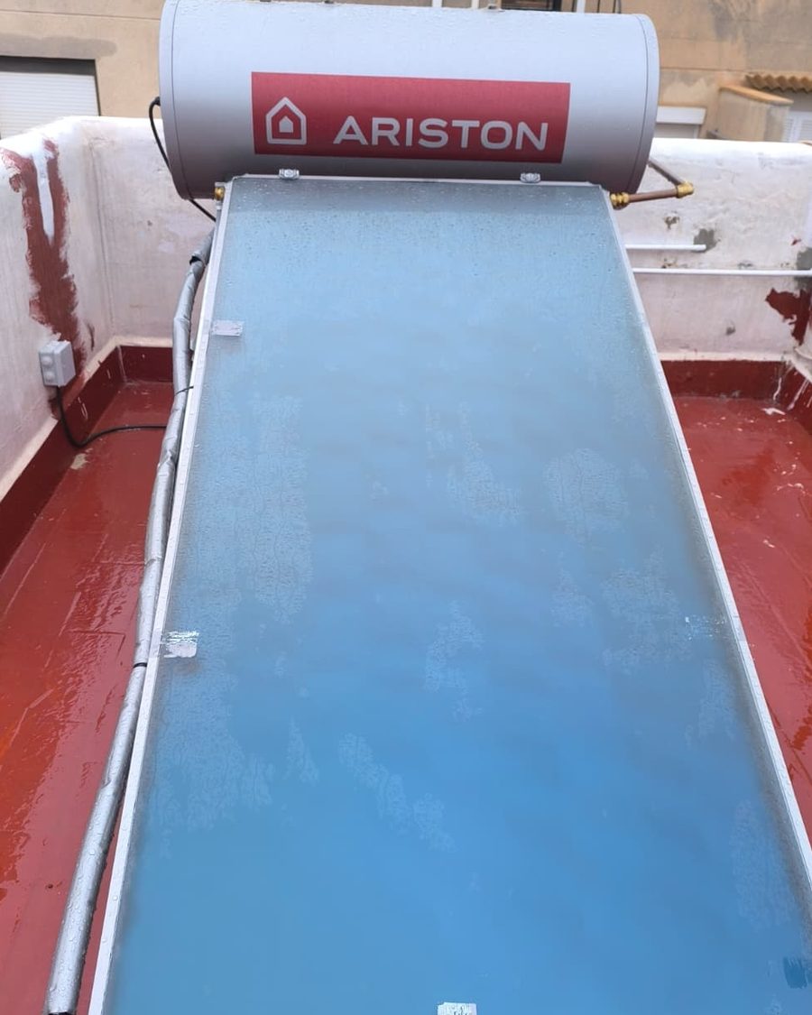 Captador solar térmico y acumulador Ariston en una azotea de Mallorca