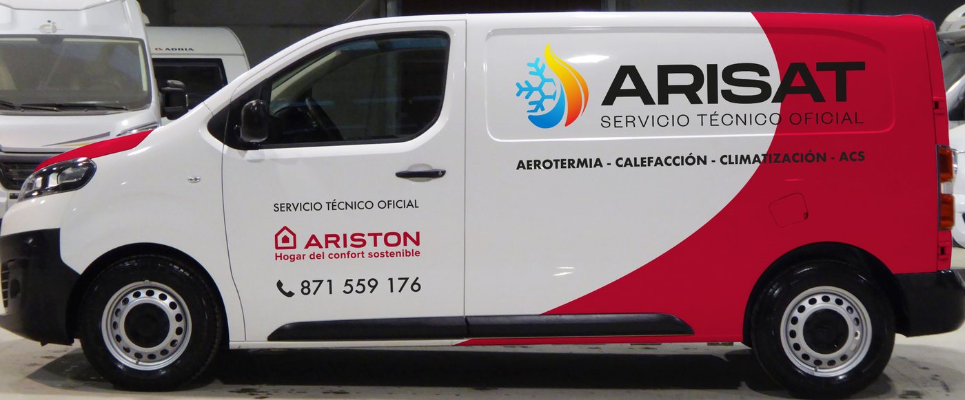 Furgoneta del Servicio Técnico Oficial Arisat, rotulada con el logotipo de Ariston y el teléfono 871 559 176